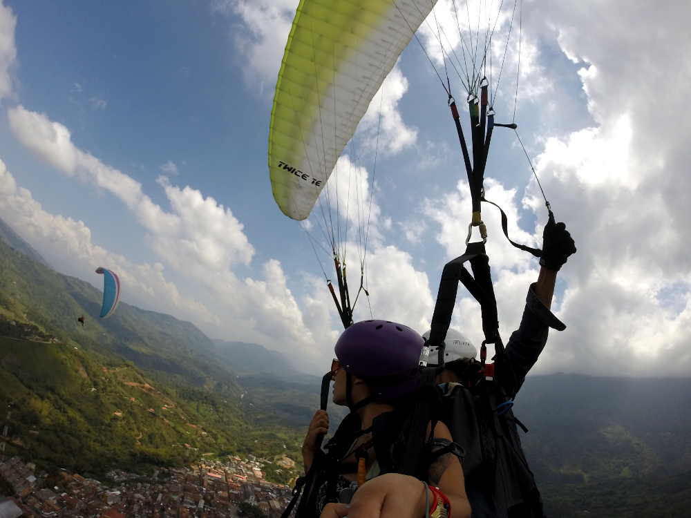 Vuelo biplaza en el aire en Cocorná